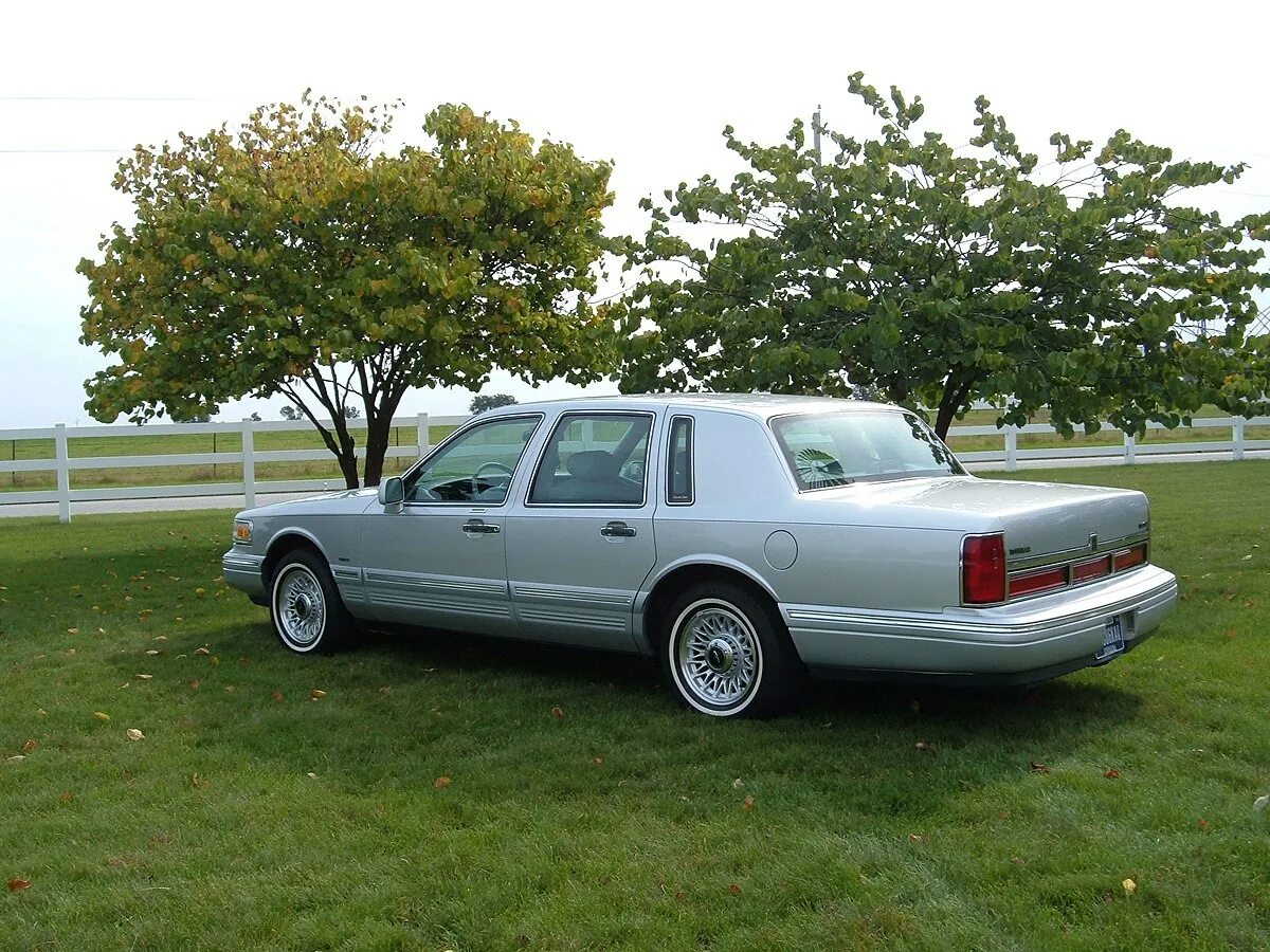 Таун кар 2. Lincoln Town car 1996. Lincoln Town car 1990-1997. Lincoln Town car 2. Линкольн Town car 1996.