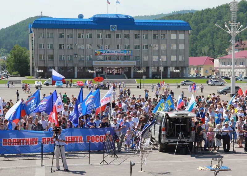 Сколько сейчас в горно алтайске. Набережная Горно-Алтайск. Горно Алтайск сейчас. Горно Алтайск в июне. Республика публика в Горно Алтайске.