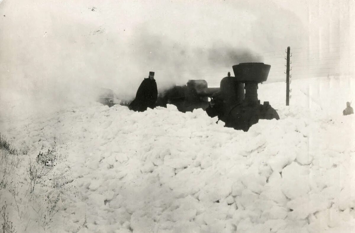 Поезд снежные заносы. Зима 1916-1917. Зима 1917. Снежные заносы на железных дорогах. Паровоз в снегу.