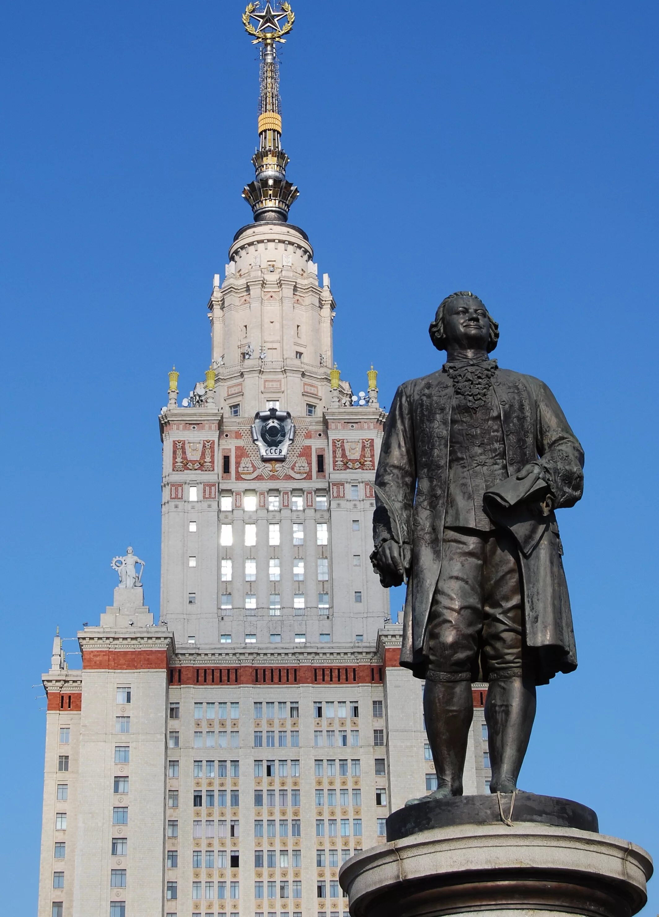 Памятник михаилу ломоносову в москве. Ломоносову перед мгу. Памятник ломоносов москва. Журфак мгу памятник ломоносову. Ломоносов памятник мгу.