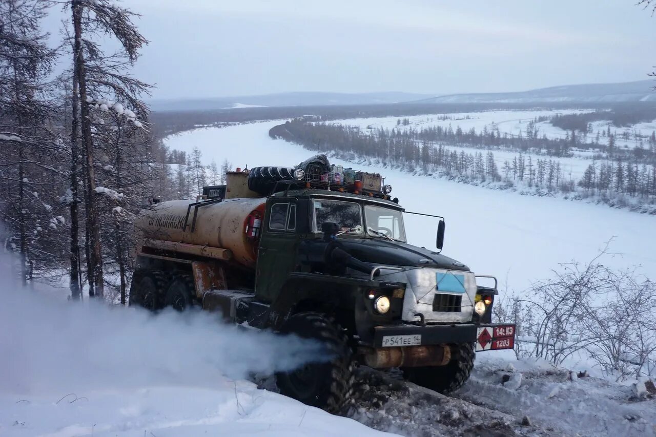 Якутия урал. Урал 4320 на зимнике. Урал 4320 Гражданский зимник. Урал 4320 на севере. Урал 4320 на бездорожье.