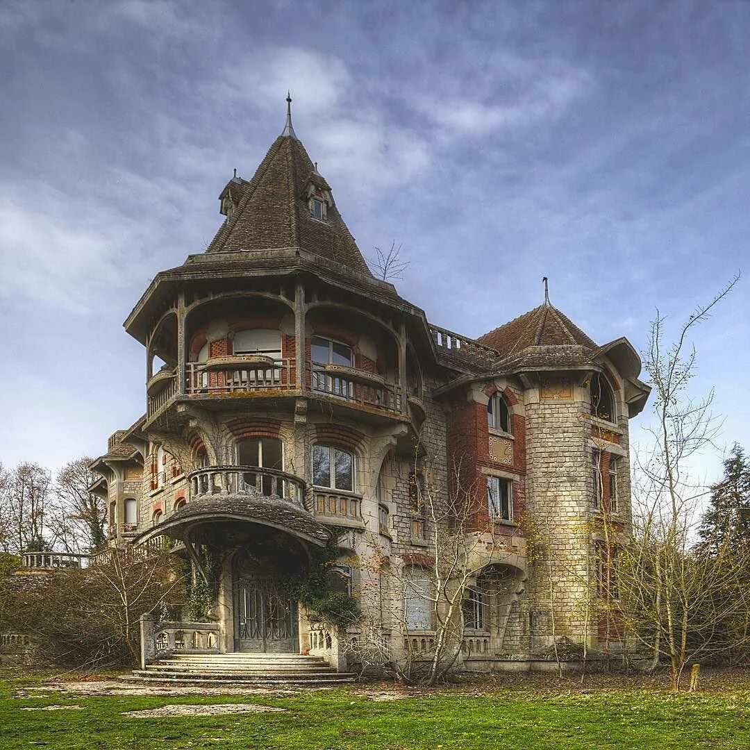 В усадьбе был старинный. Заброшенный особняк Manor House. Цвелодубово заброшенный особняк. Заброшенный особняк Manor House зимой.