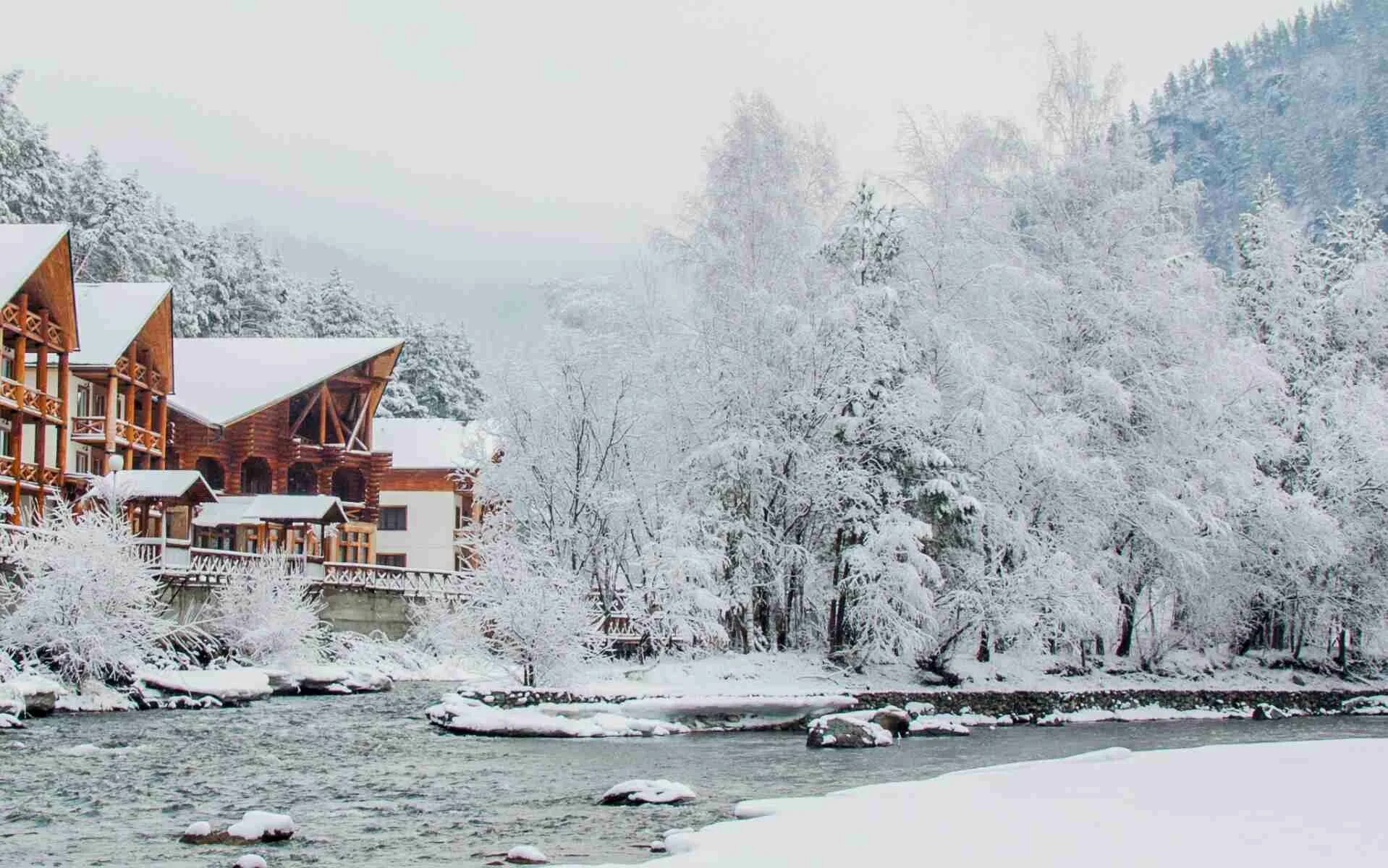 Республика алтай новый год. Марьин остров горный Алтай. Altay Resort зима. Усадьба Сокол горный Алтай зимой. Марьин остров Алтай зимой.