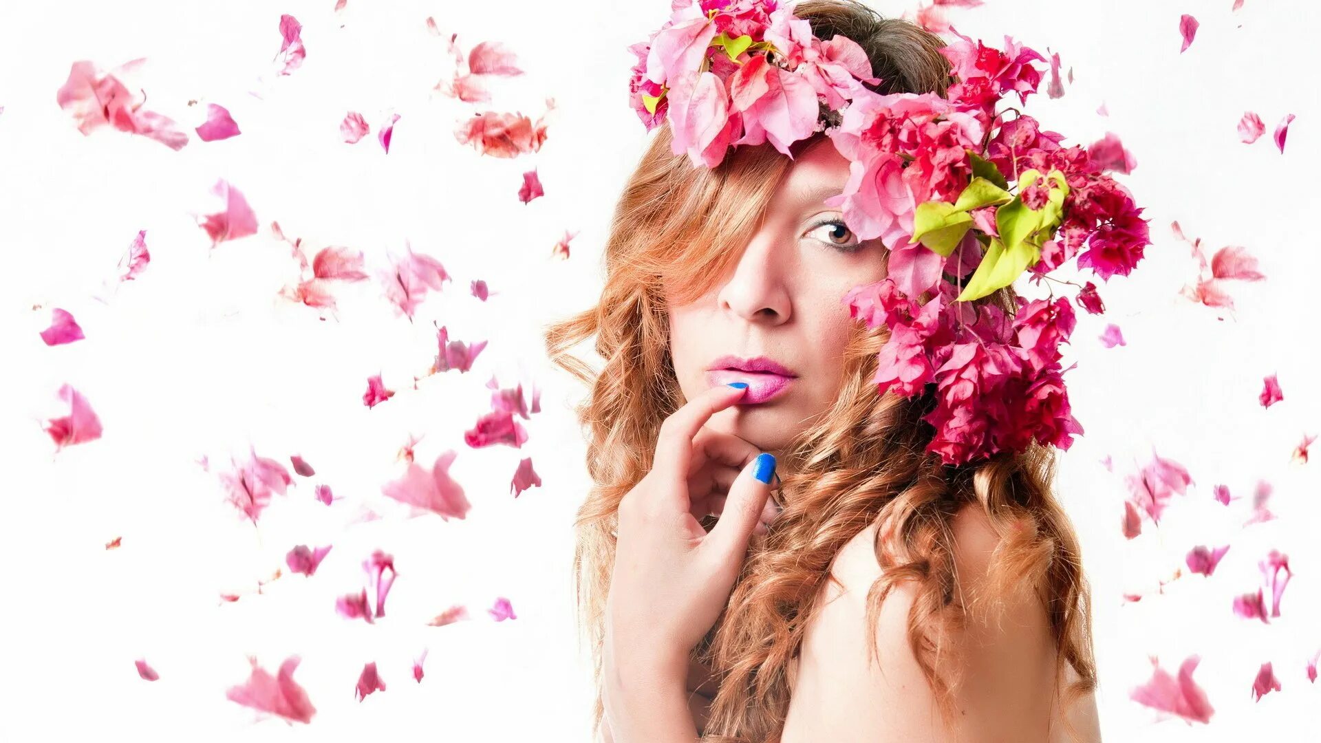 Девушка с цветком. Девушка с цветами. Женщина цветок отзывы. Цветы для женщины. Женщина цветок отзывы.