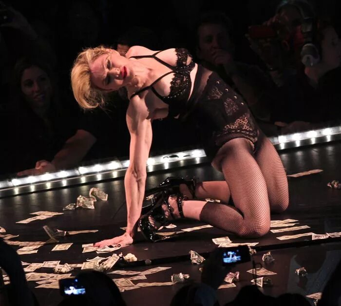 Madonna 2012 MDNA. Мадонна на сцене 2022. Мадонна топлесс. Мадонна фото 2012.