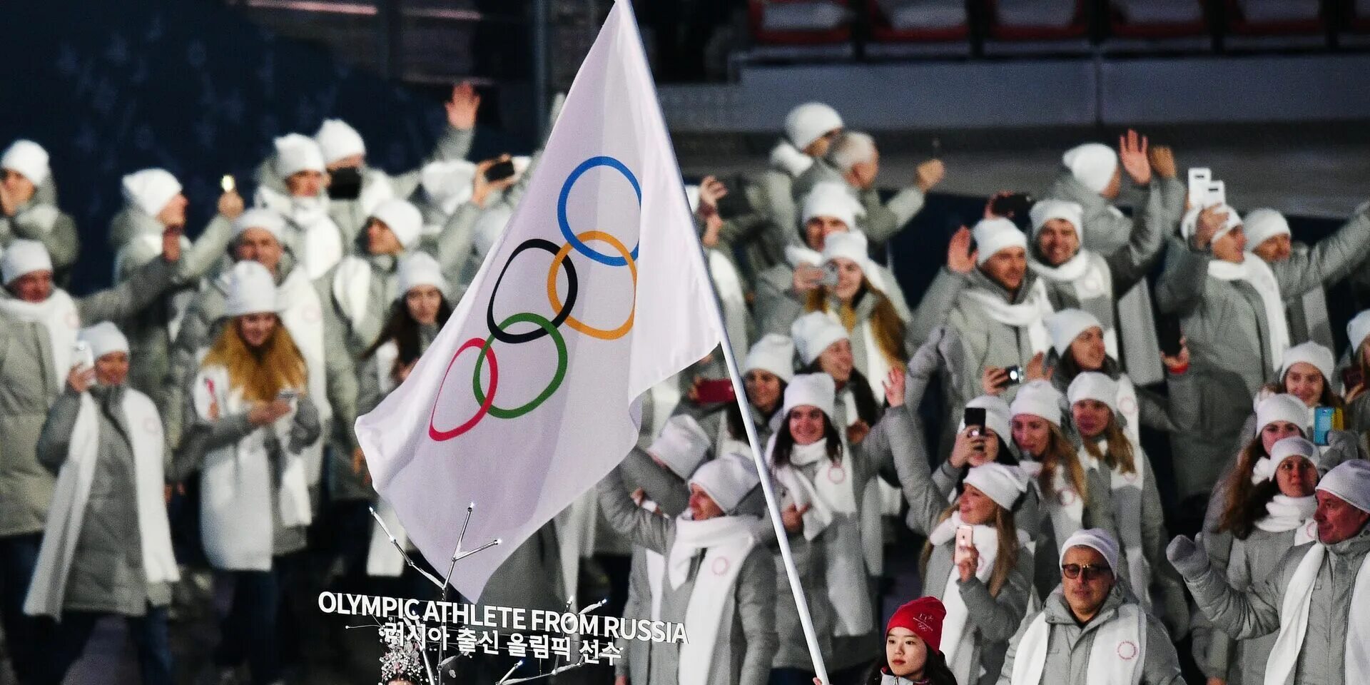 Россия под белым флагом на Олимпиаде. Олимпийцы под белым флагом. Российские спортсмены с белым флагом. Белый флаг на Олимпиаде. Спортсмены без флага и гимна