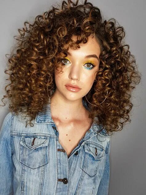 Как сделать кучерявую прическу I'm Stuck With You Penteados com trança, Trança em cabelo cacheado, Cabelo com t