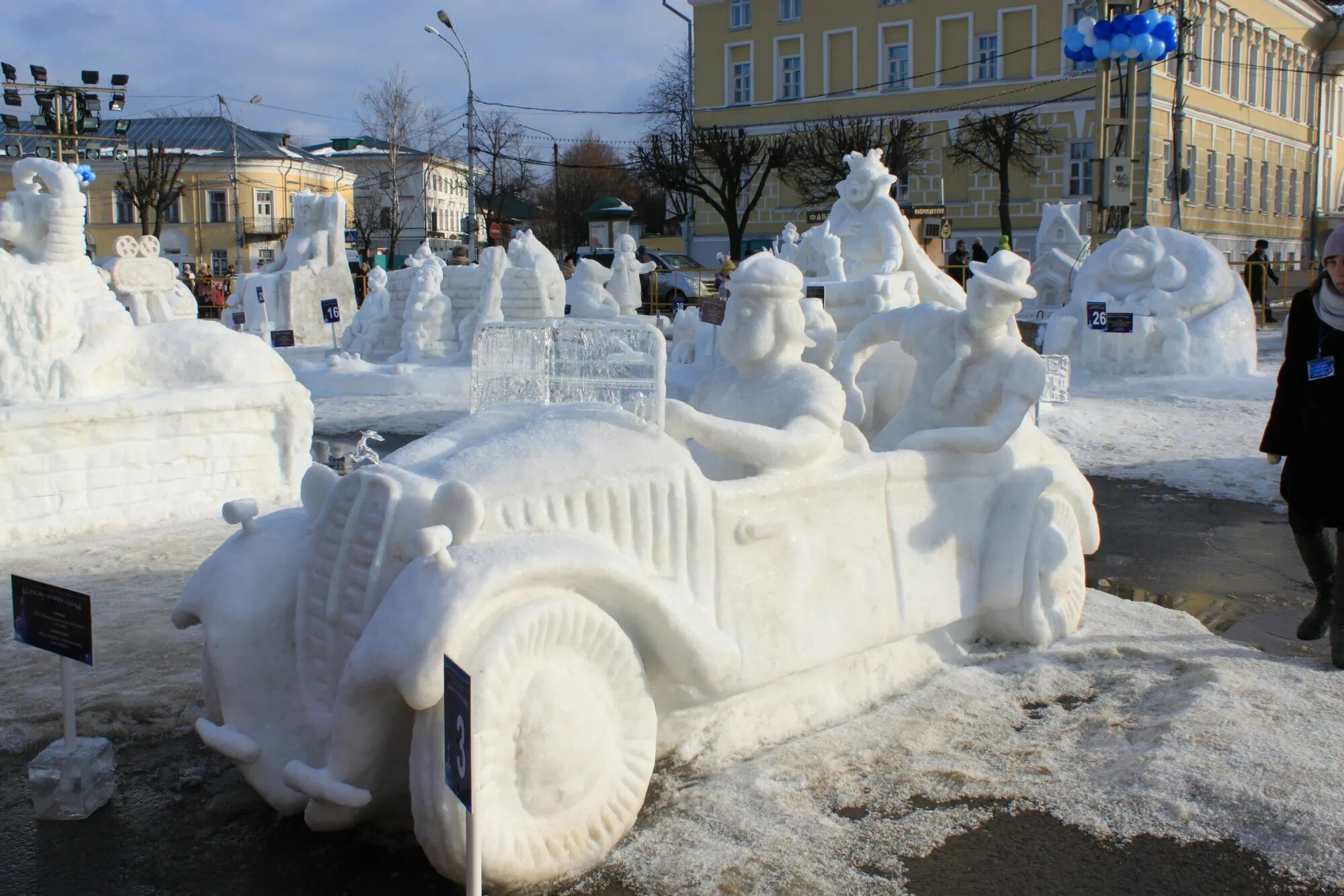 Снежные фигуры. Снежные скульптуры. Оригинальные снежные скульптуры. Зимние фигуры.