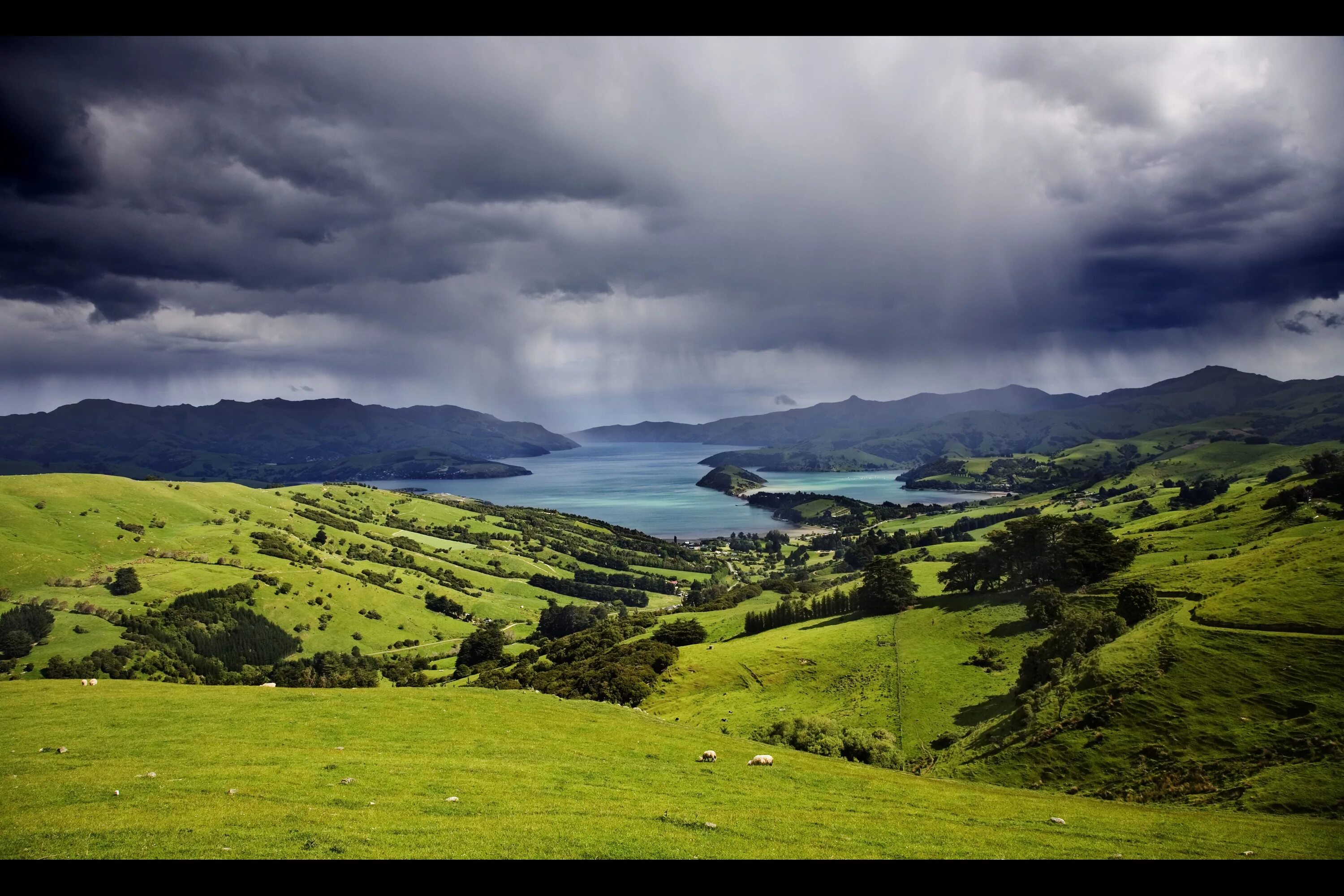 Новозеландия климат. Akaroa, New Zealand. Юг новой Зеландии климат. Климат новой Зеландии лето.
