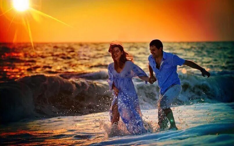 Хочется наслаждаться. Двое на закате у моря. Море счастья и любви. Влюбленные на берегу моря. Женщина мужчина море счастье.