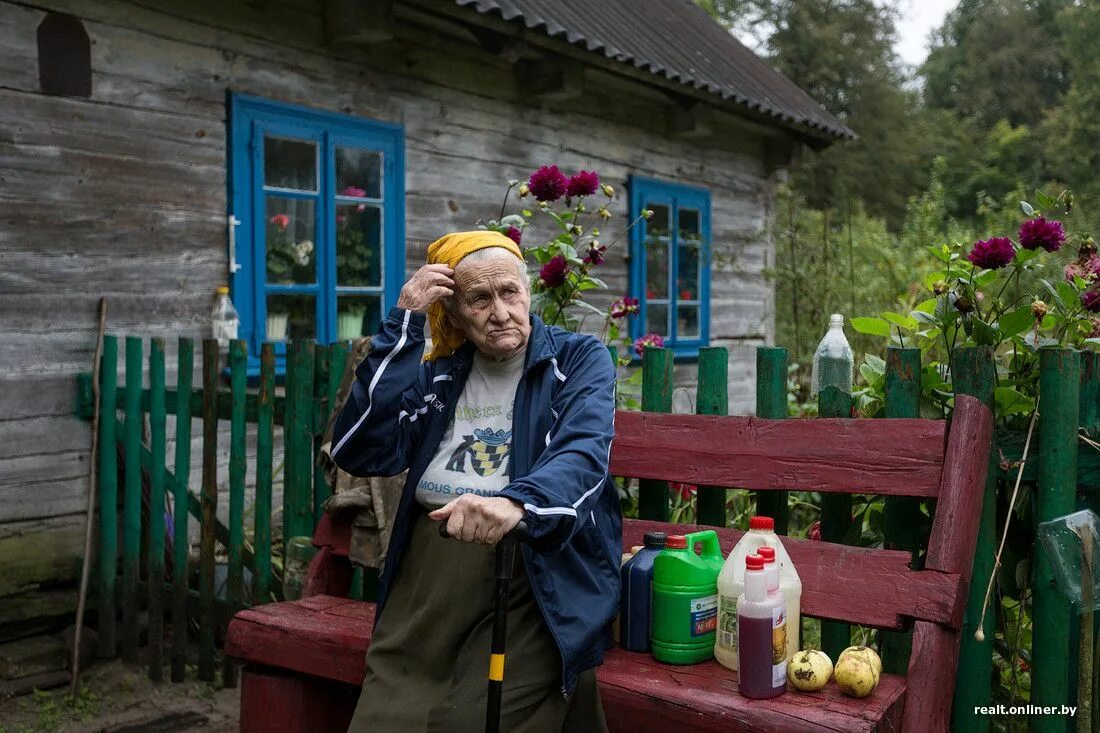 Заброшенные деревни урал 1920. Глухая деревня в россии. Люди глухих деревень. «отшельник» баррингтона колеби. Девочка уехала в деревню.