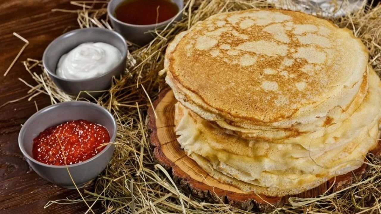 выпечка блины. блины. стол с блинами на масленицу. масленичные блины. блинчики на масленицу.