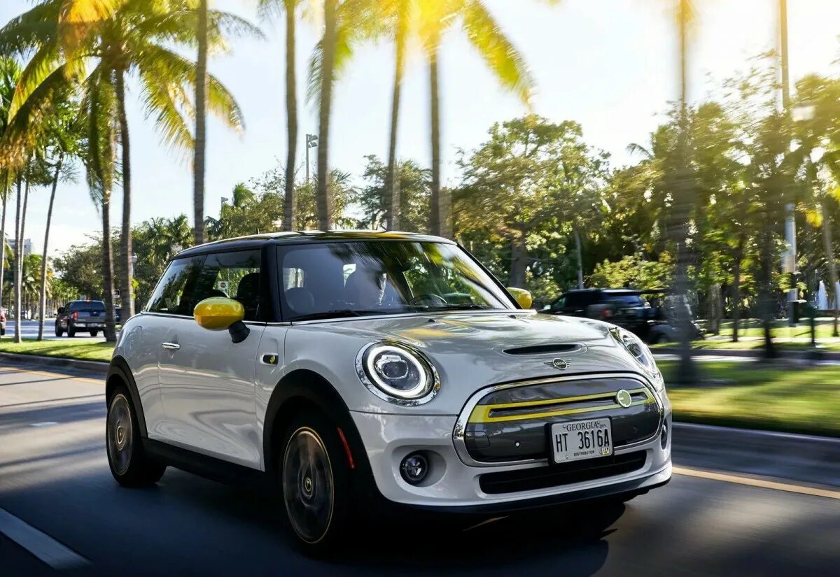 Купить машину минеральных. Mini Cooper se Electric. Mini Cooper 2020. Mini Cooper Electric 2022. Мини Купер 2020 года.