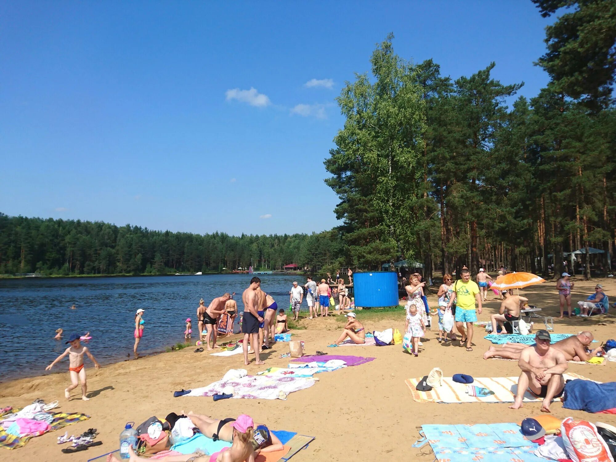 Петербург где можно купаться. Коркинское озеро пляж. Санкт_Петербург Коркинское озеро. Озерки озеро СПБ. Коркинское озеро СПБ пляж.