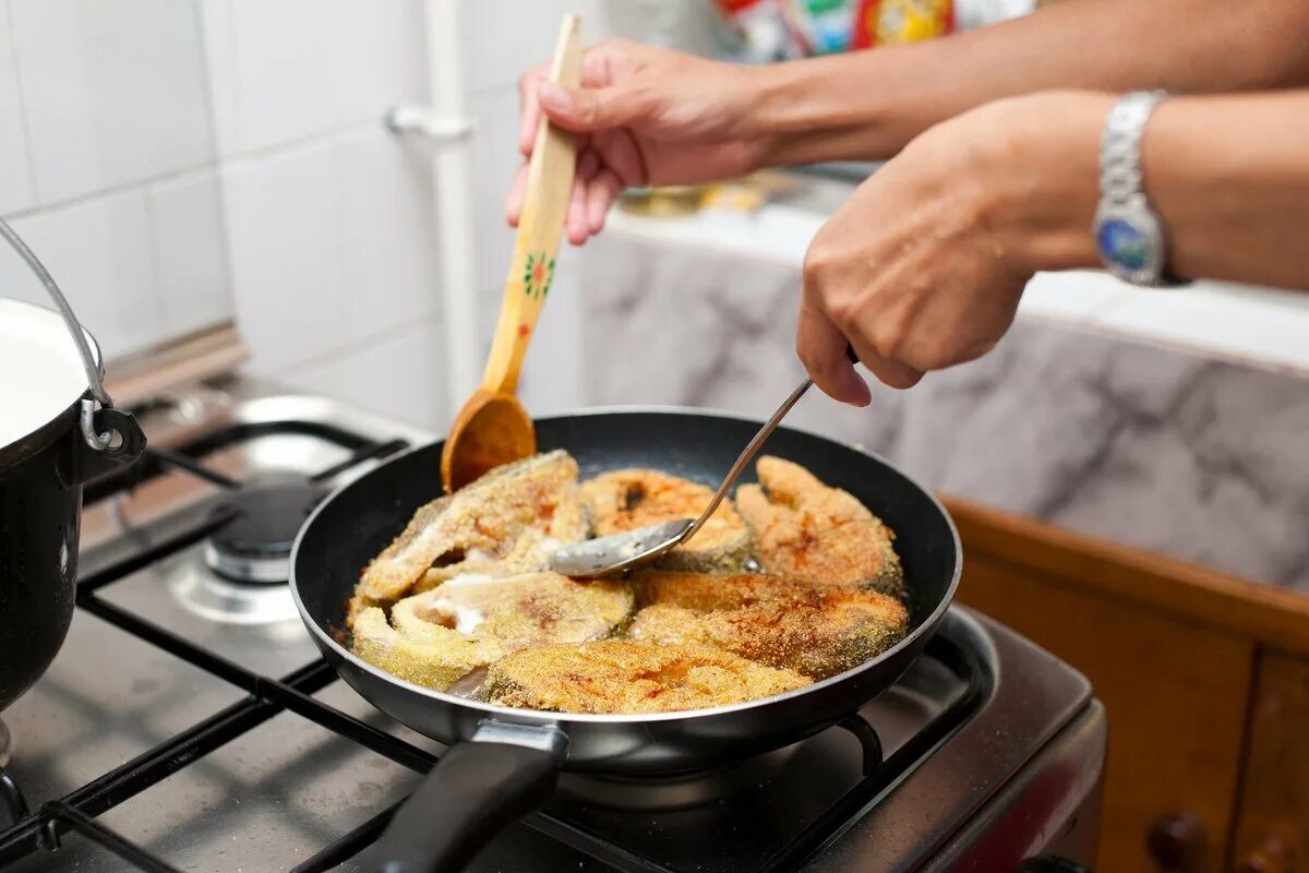 Приготовление пищи на сковороде. Жарка продуктов. Жарка на сковороде. Еда жариться на сковородке. Нужно ли закрывать крышкой при жарке