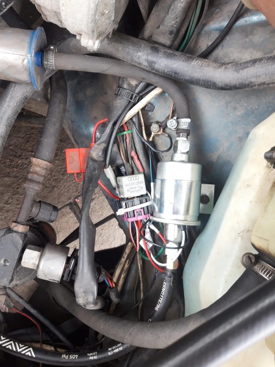 8 моно. Топливный насос ауди 80 б4. Насос топливный audi 80 b3 подвесной насос. Топливный насос ауди 80 моновпрыск. Модуль топливный ауди 80.