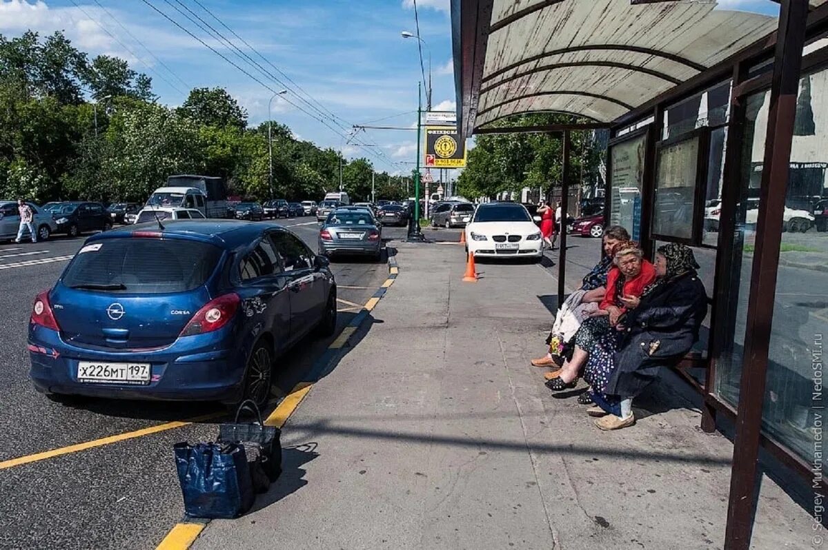 Автомобиль припаркован на остановке. Машина возле остановки. Высадка пассажиров на остановке. Парковка в неположенном месте.