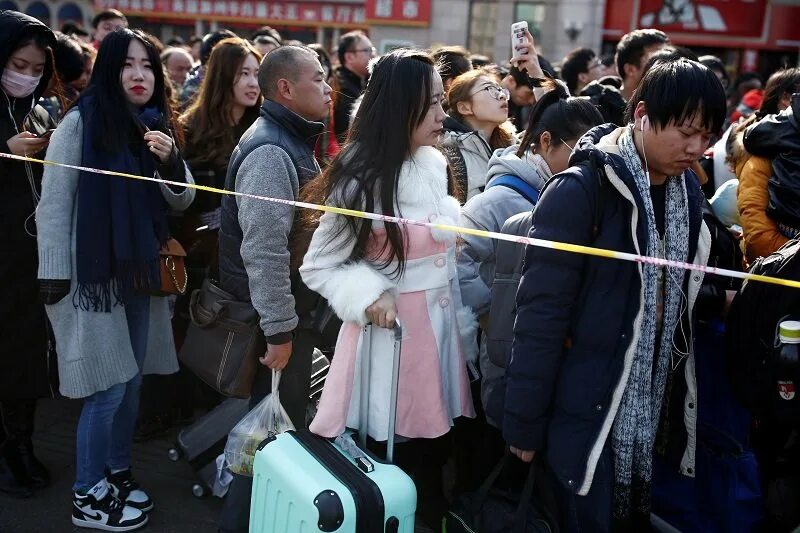 Почему в китае много людей. Пекин люди на улицах. Пекин люди фото. Пекин как люди. Спешнев Пекин народ моего.
