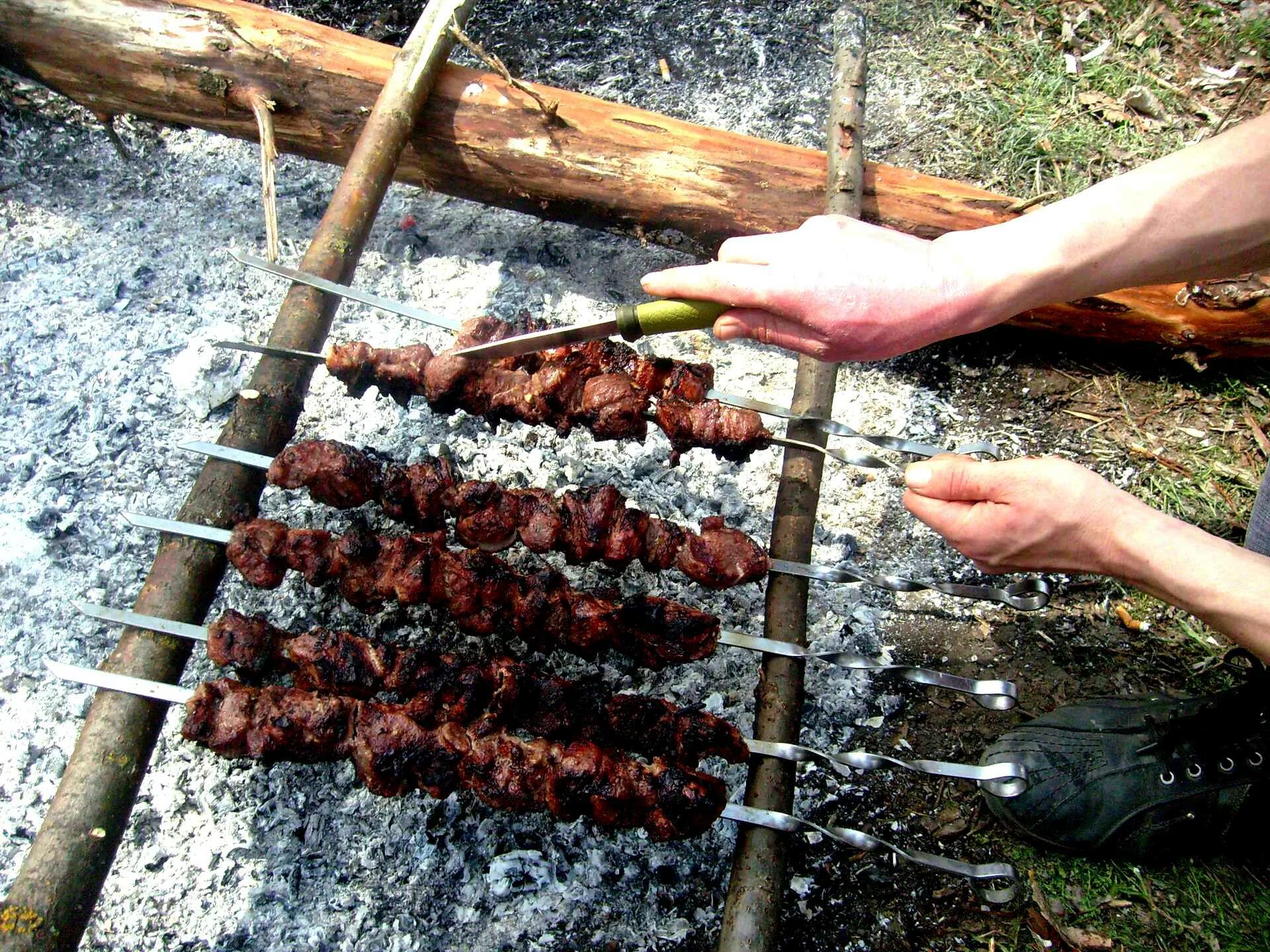 Самый простой шашлык. Шашлыки. Шашлыки на природе. Шашлык на костре. Мангал из подручных материалов.