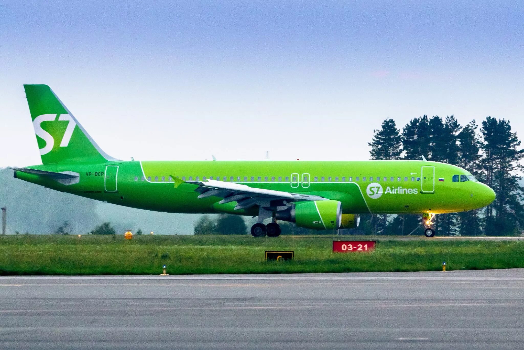 Севен фото. Авиакомпания Сибирь s7 Airlines. S7 самолет ливрея Сибирь. Самолет Сибирь s7. S7 Airlines ливрея Сибирь.