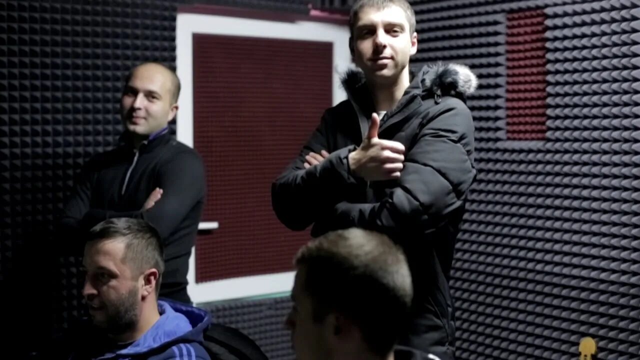 Мужчина в костюме с девушкой. Ramil' 2022 певец. Поет  грубый голос с женщиной концерт. Певицы поют на чёрно-белом фоне на фоне китов песню втроём. Дым сигарет с ментолом группа.