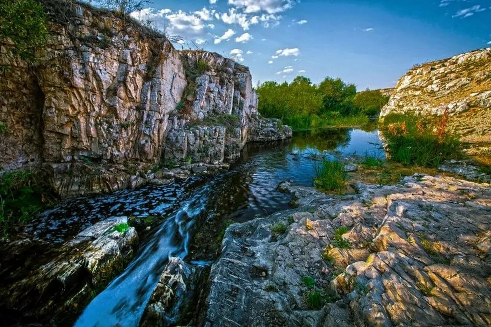 Челябинская область краснодарский край. Устиновский каньон на реке Миасс. Устиновские известняки Миасс. Устиновские известняки Устиновский каньон. Каньон реки Миасс.