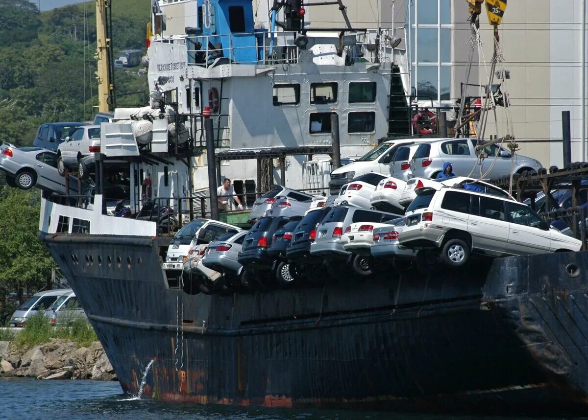 Доставка машин из японии в россию. Корабль с автомобилями. Баржа с автомобилями. Паром с авто из Японии. Паром перевозит машины.