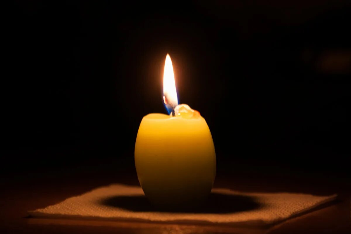 Казань скорбим. Свеча жизни. Майк гелприн — свеча горела: рассказ. Свеча горит герои. Свеча скорби.