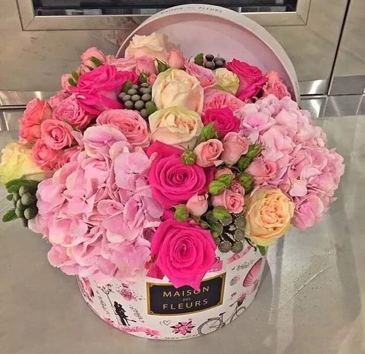 Розы в коробке maison de fleurs. Maison des fleurs розы. Maison des fleurs цветы. Коробка для голландских роз. Шляпная коробка maison des fleurs.