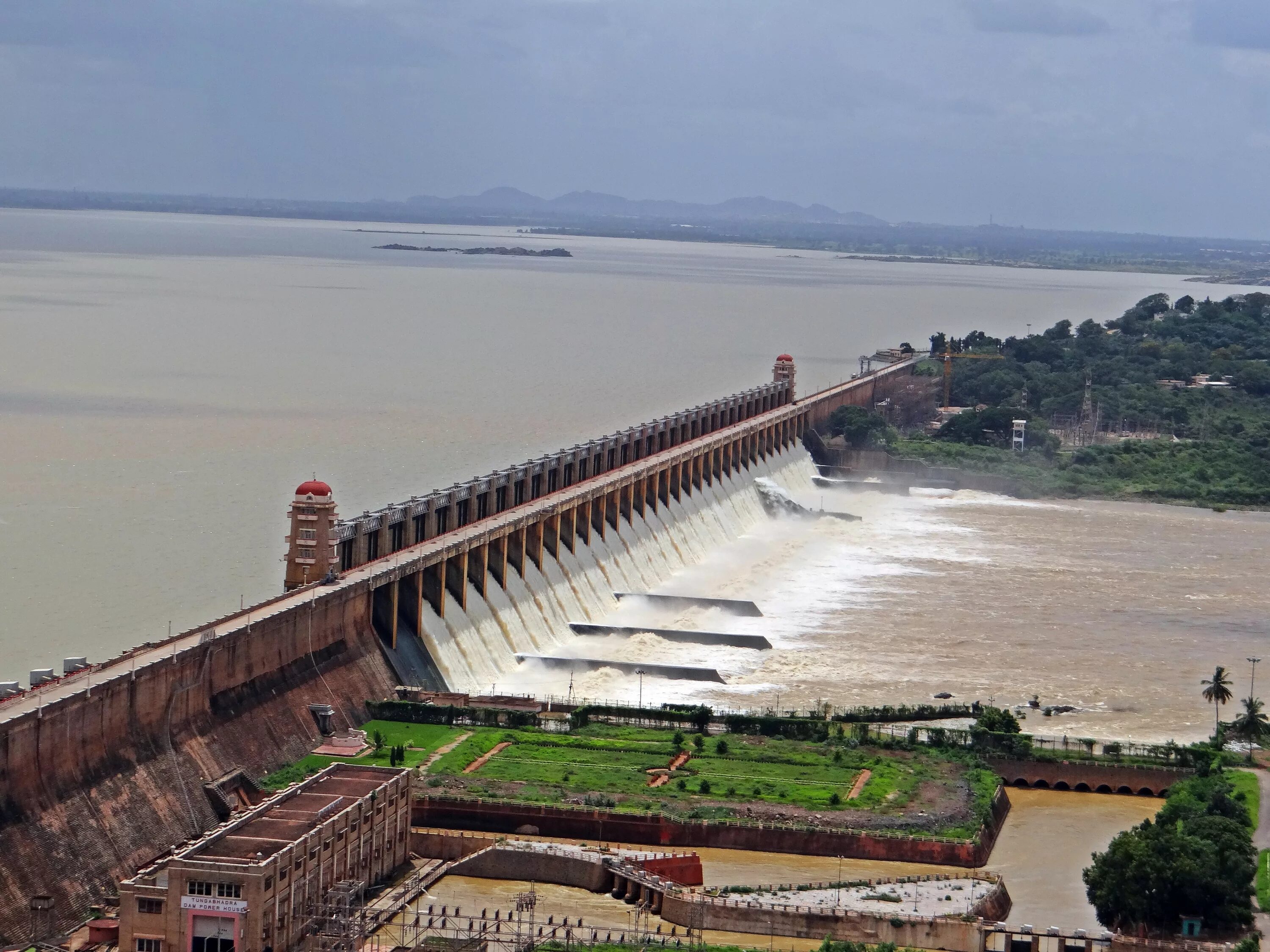 Дамба это простыми словами. ГЭС Бхакра Индия. ГЭС Тери Индия. Плотина Бхакра. Пенсакола плотина.