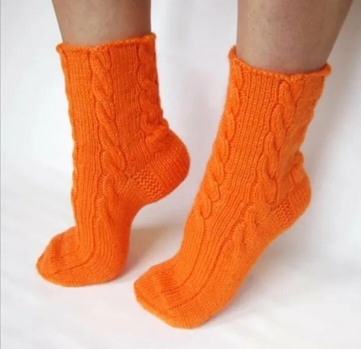 Носки спицами новые модели. Вязаные носочки. Носки спицами. Вязаные носки женские. Носки женские спицами.