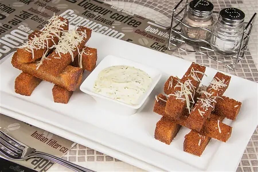 Гренки с сыром пармезан. Гренки с чесночным соусом. Гренки. Чесночные гренки с сыром. Гренки с сыром.
