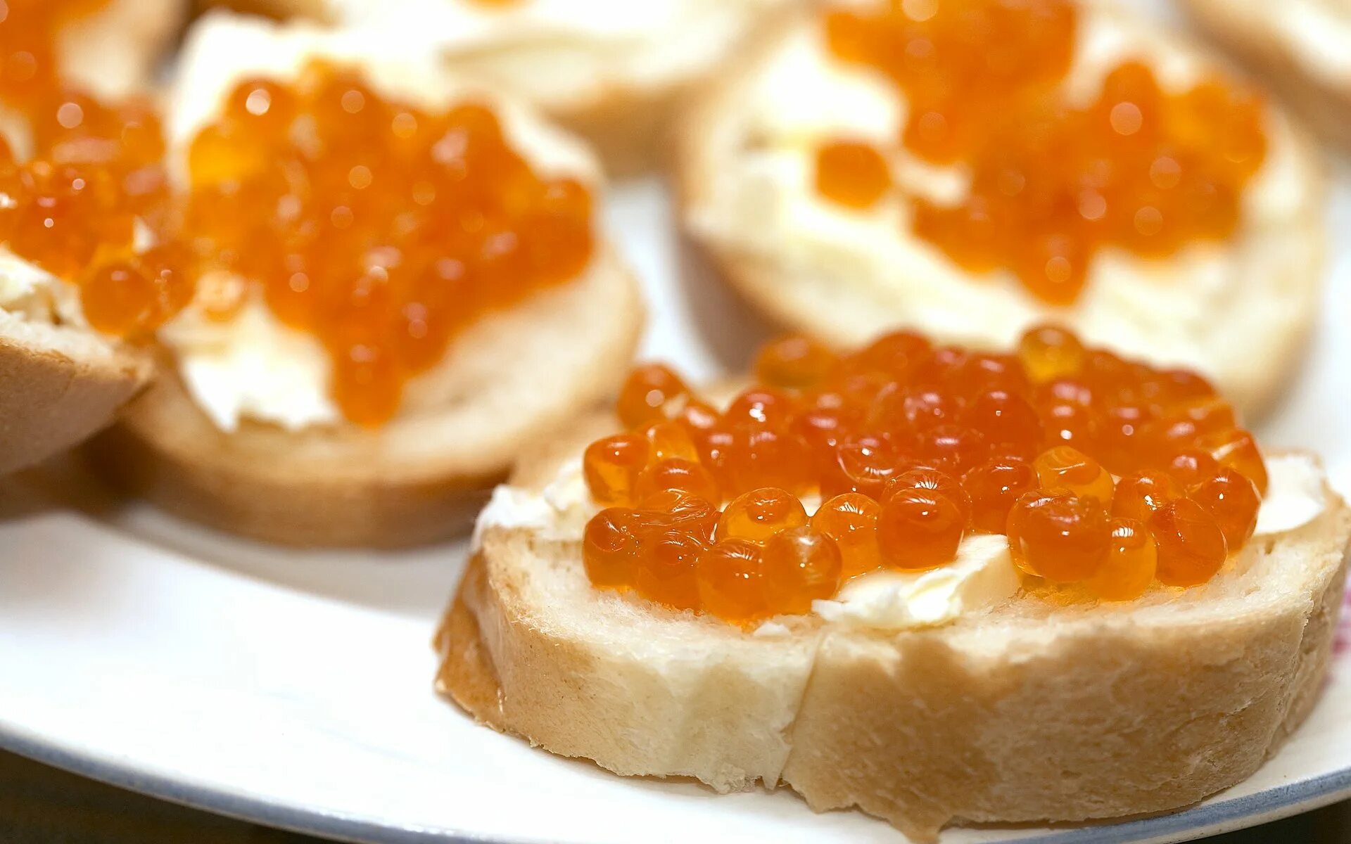 Как вкусно сделать бутерброды с икрой. Бутерброды с икрой. бутерброд с красной икрой и маслом. бутерброд с маслом и икрой. бутер с икрой.