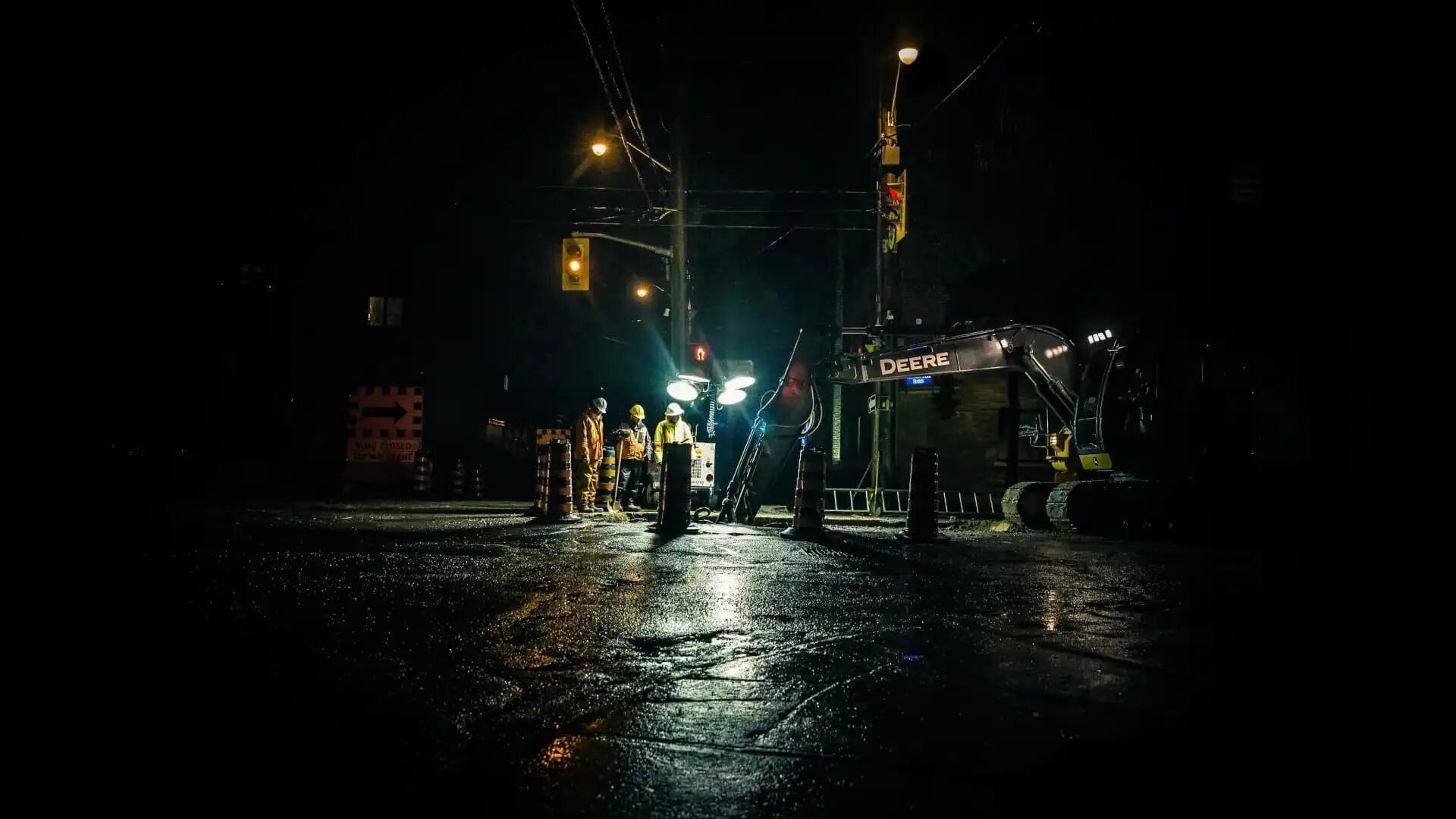 He works at night. Стройка ночью. Трасса ночью. Светофор ночью. Парк вечером.