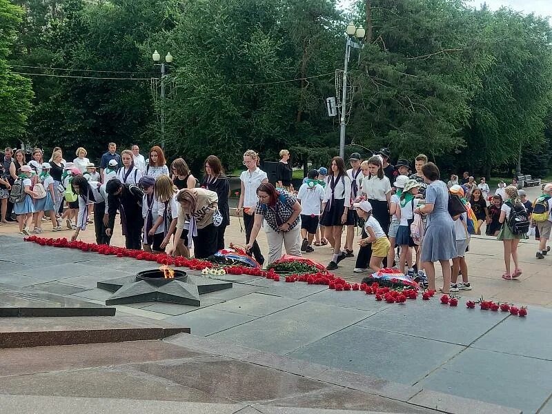 22 июня 2017 г. День памяти и скорби. Волгоградский вечный огонь. 22 Июня день памяти и скорби возложение цветов. Вечный огонь на набережной Волгоград.