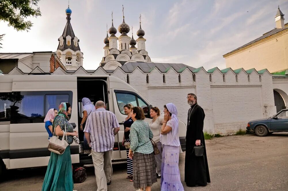 Тур по святым местам. Православные паломники. Паломнические поездки. Паломнический туризм. Паломничество по монастырям.