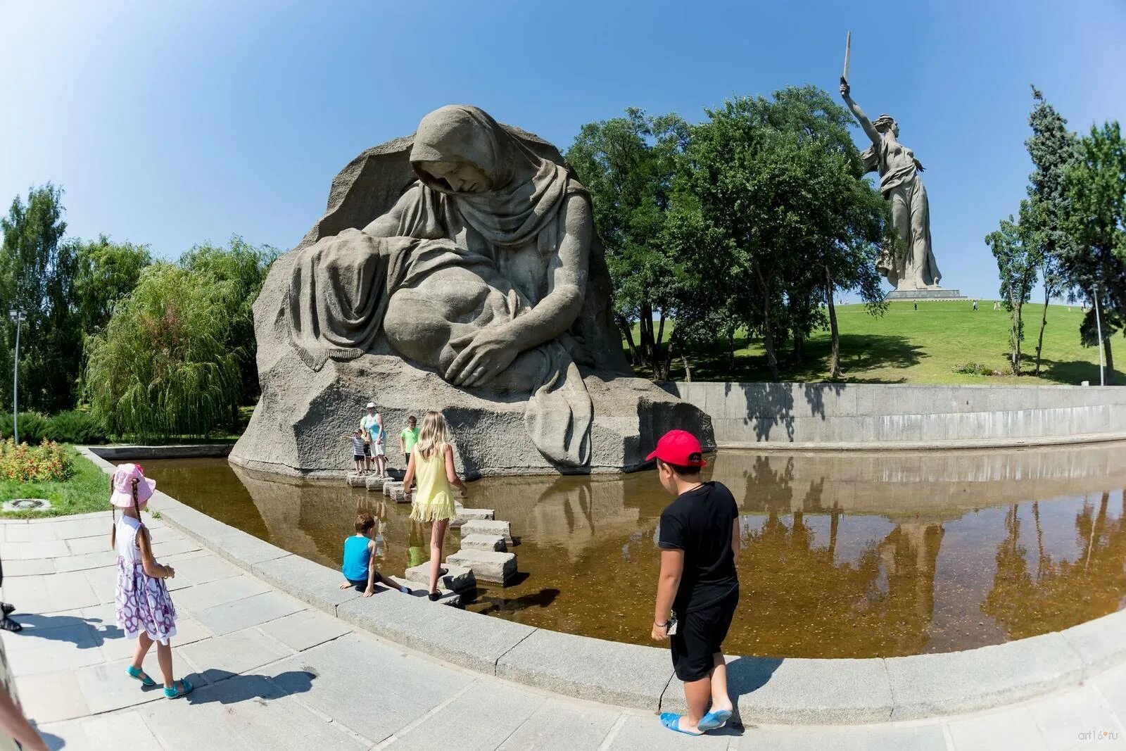 Озера скорби 2. Мамаев Курган Волгоград озеро слез. Площадь скорби на Мамаевом Кургане. Площадь скорби на Мамаевом Кургане в Волгограде. Озеро слез Мамаев Курган.