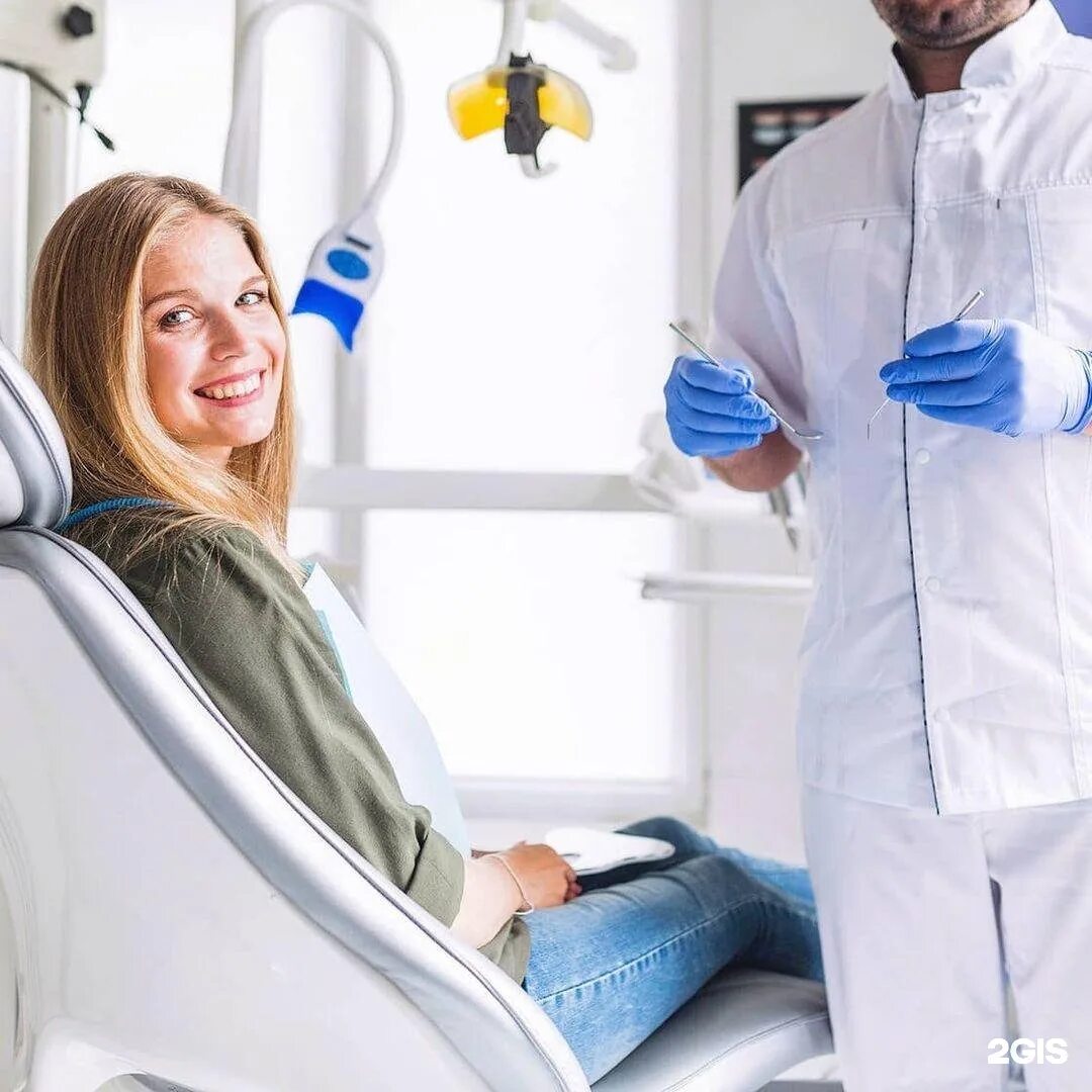 Частные клиники протезирование. Частные клиники протезирование. Стоматологическая клиника. Человек у стоматолога. Пожилой пациент у стоматолога.