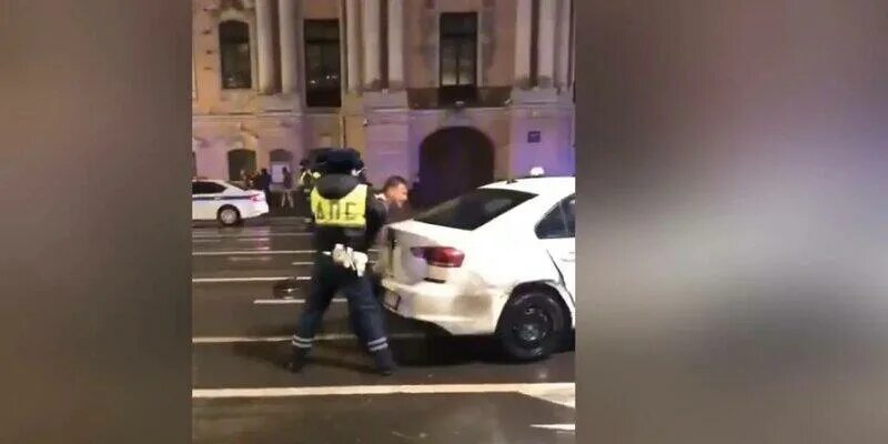 Санкт петербург наезд на пешеходов. Сбил на зебре. Санкт петербург наезд на пешеходов. 2018. Сбили человека на комендантском.