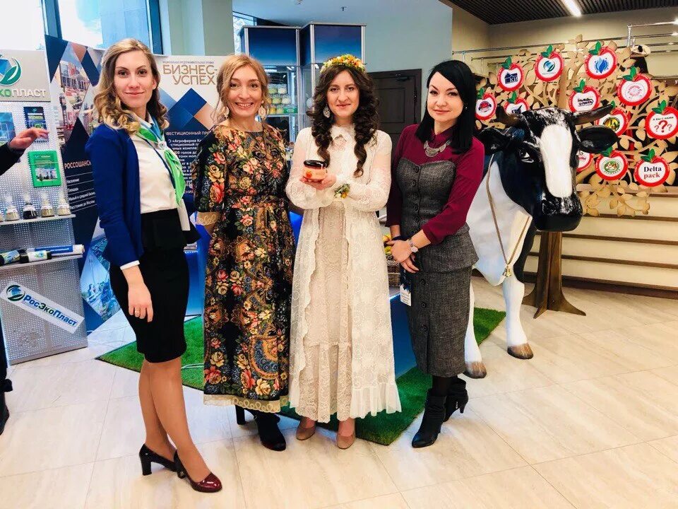 Армавир музей дангулова. Выставочный зал. Профессии выставочный зал профессии. Профессии в выставочном зале. Музеи краснодара презентация.