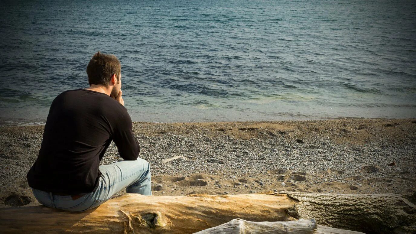 Человек на фоне гор. Задумчивый мужчина на природе. Стою думаю. Стою думаю. Человек на берегу моря.