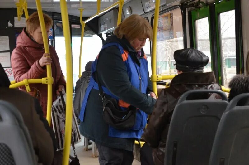 Кондуктор в автобусе. Кондуктор троллейбуса. Кондуктор контролер. Кондуктор в автобусе. Кондукторша в автобусе.