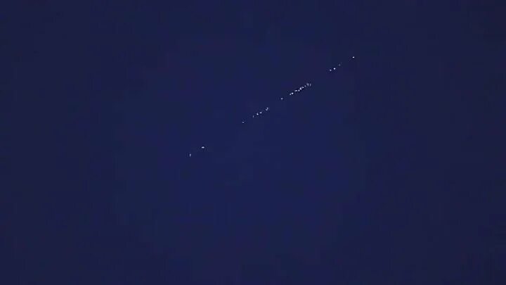 Поезд в небе илон. Илон маск спутники в небе.