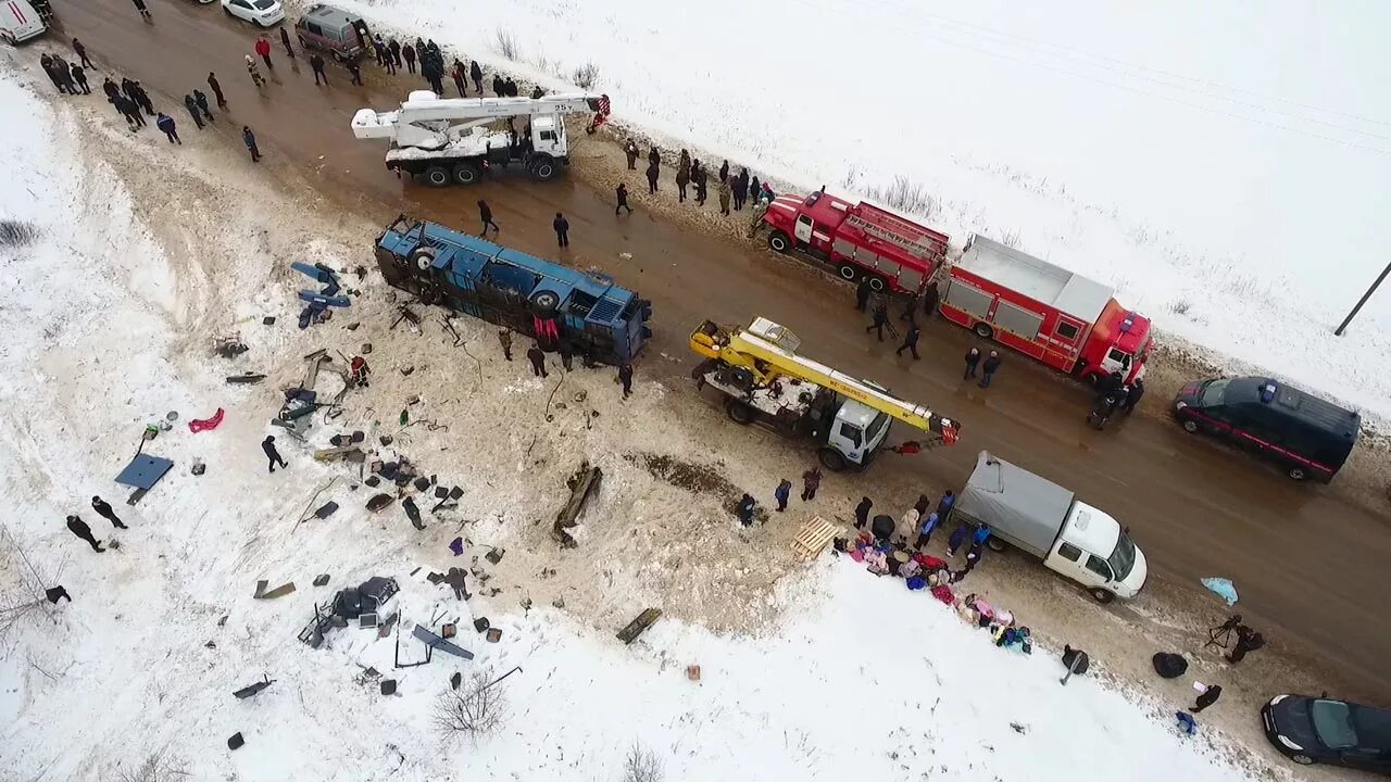 Авария автобуса с детьми. ДТП Ярцево Смоленской области. ДТП автобус Ярцево Калуга. Перевернулся автобус с детьми.