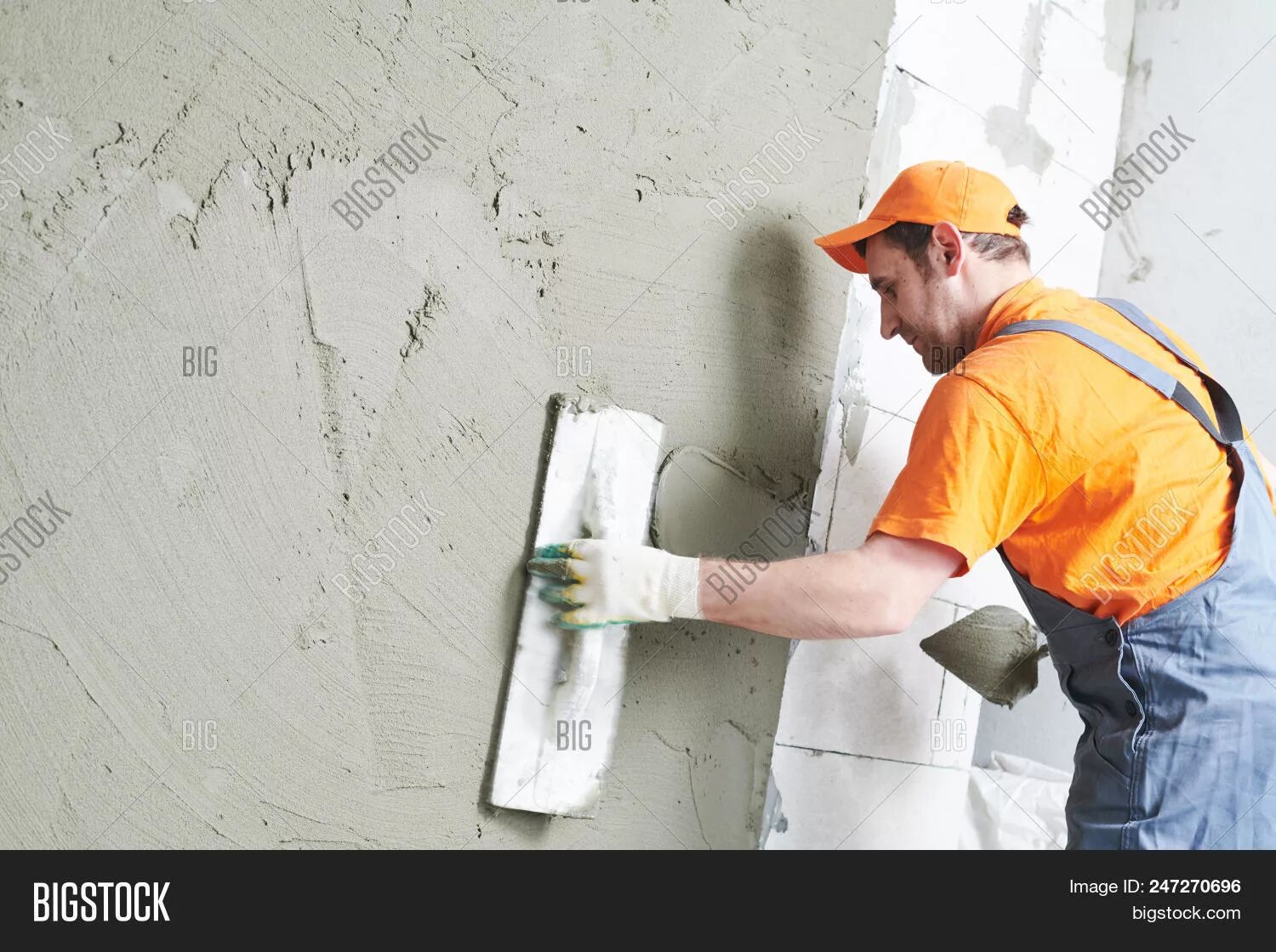 Обязательно ли штукатурить стены перед поклейкой обоев на бетонные ...