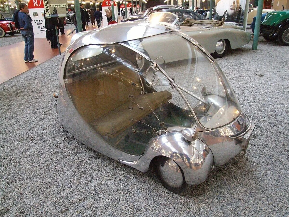 Автомобиль в форме яйца. Яйца в автомобиле что это. Электромобиль 1942 года. Бесполезная машина
