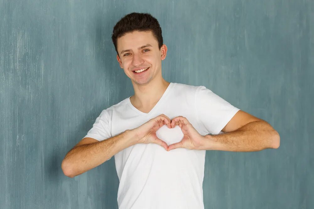 сердечко руками мужскими. человек показывает сердечко руками. человек делает сердечко. сердечко из мужских рук. человек делает сердечко.