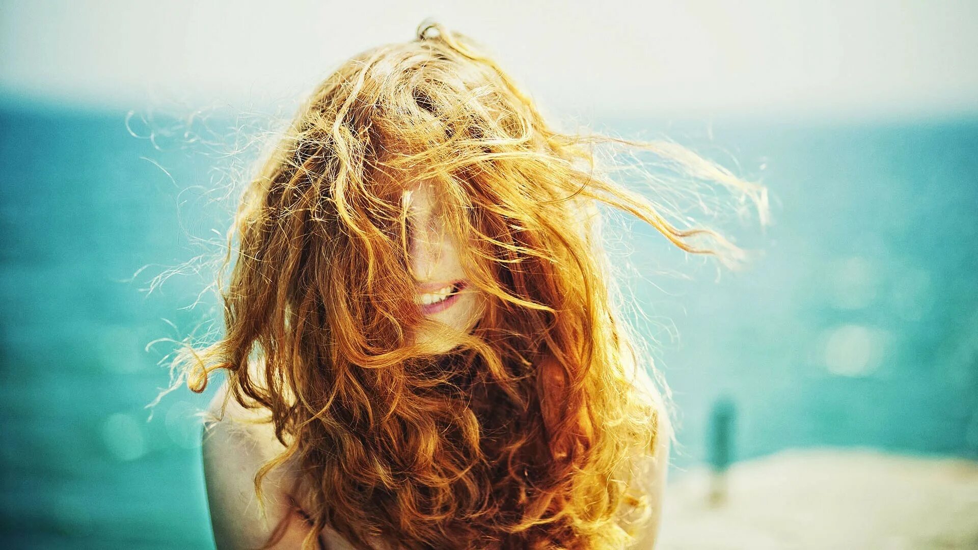 Девушка с солнцем в волосах. Волосы летом. Красивые волосы летом. Волосы на ветру.