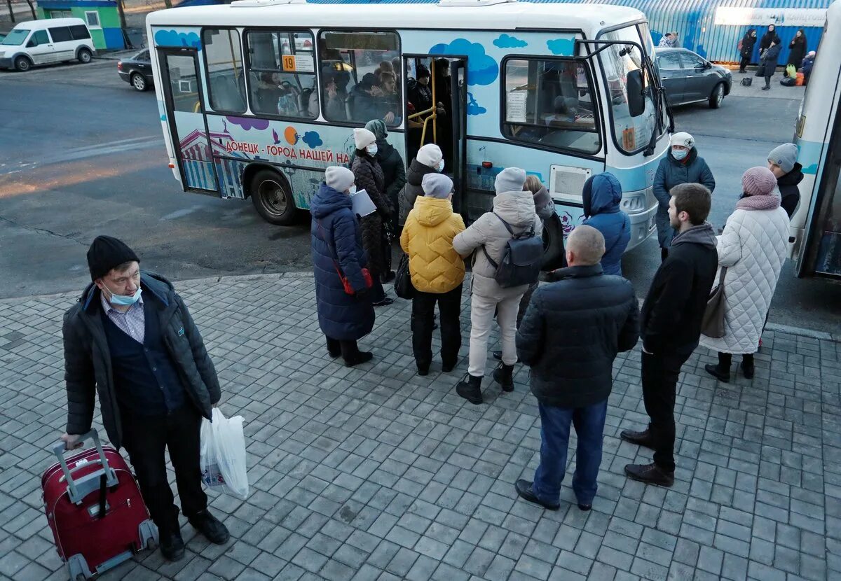 Где идет эвакуация. Эвакуация. Люди садятся в автобус. Эвакуация людей. Автобус с беженцами Донбасс.