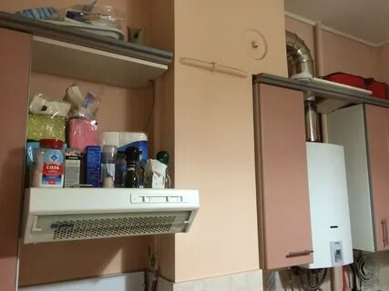 Газовая колонка над газовой плитой